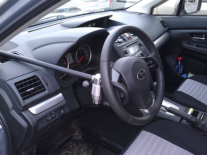 Блокиратор руля Питон установленный на автомобиле Subaru XV