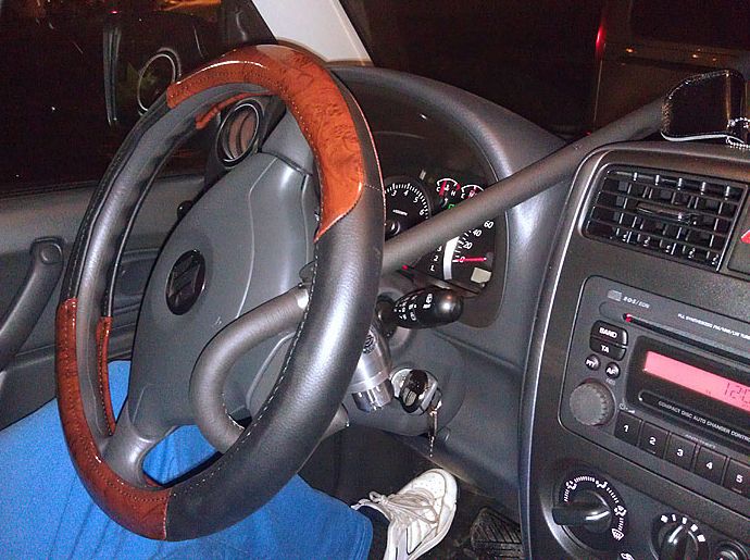 Блокиратор руля Питон установленный на автомобиле Suzuki Jimny