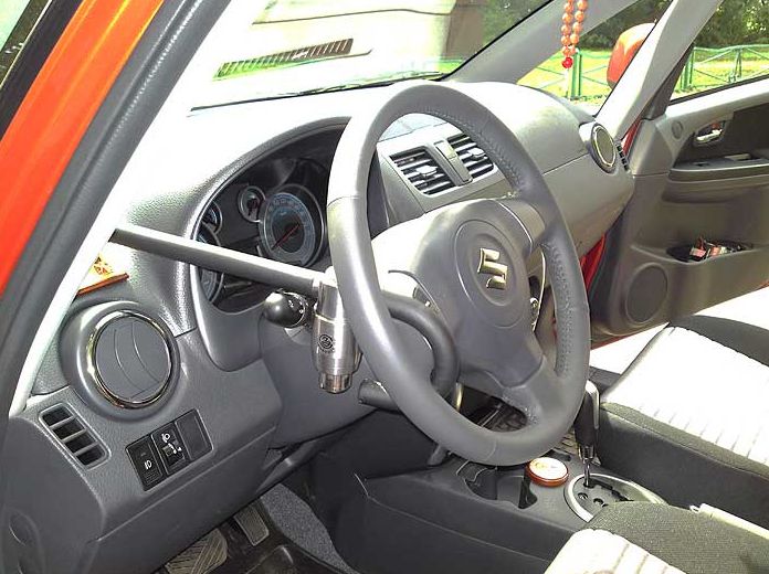 Блокиратор руля Питон установленный на автомобиле Suzuki SX4 Classic 2006-2016