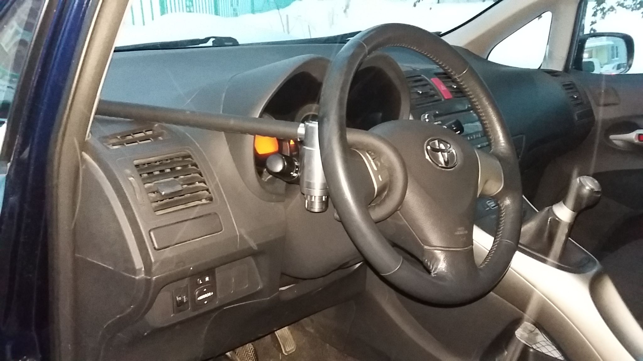 Блокиратор руля Питон установленный на автомобиле Toyota Auris 2006-2012