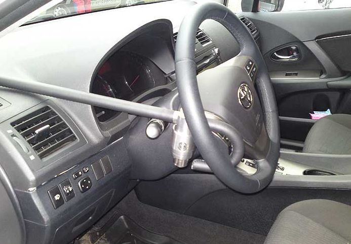 Блокиратор руля Питон установленный на автомобиле Toyota Avensis 2009-