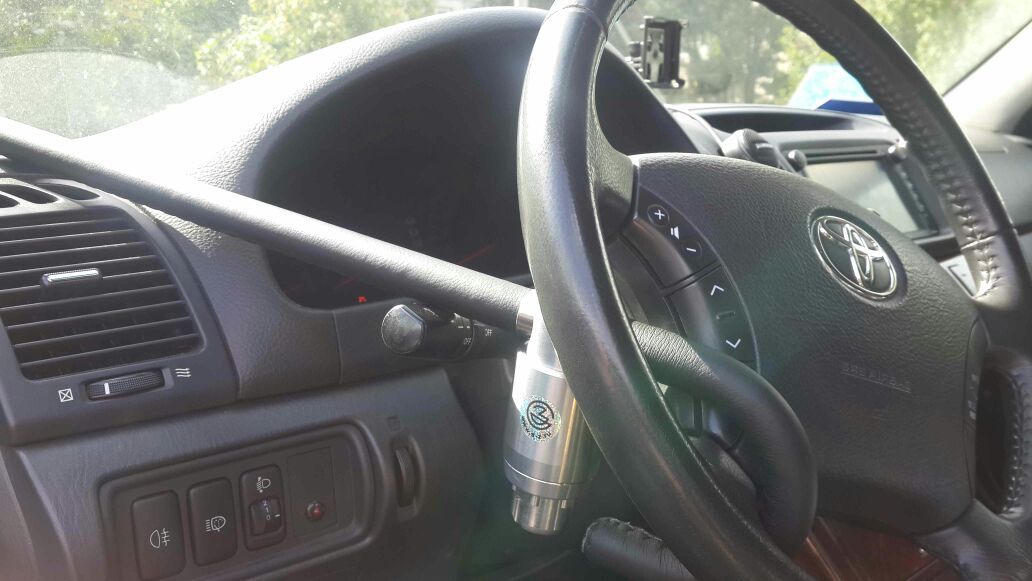 Блокиратор руля Питон установленный на автомобиле Toyota Camry XV30 2001-2006
