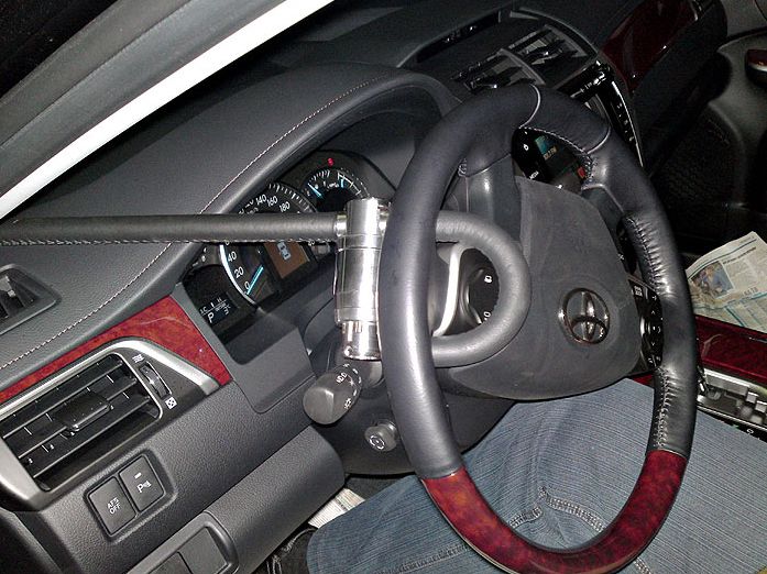 Блокиратор руля Питон установленный на автомобиле Toyota Camry XV50 2011-2014