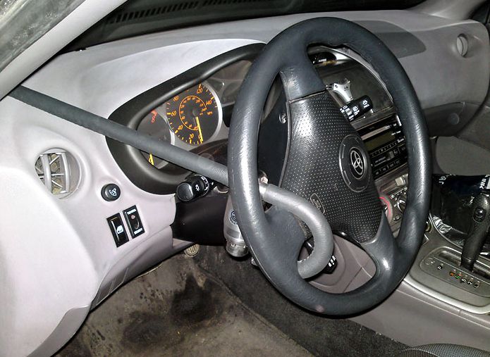 Блокиратор руля Питон установленный на автомобиле Toyota Celica