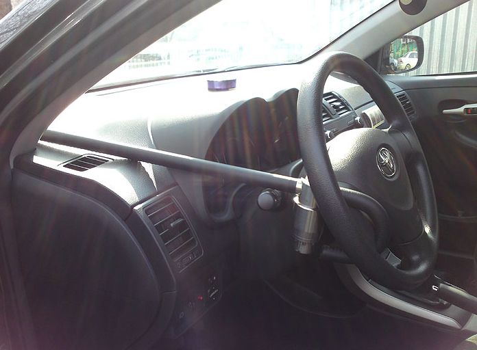 Блокиратор руля Питон установленный на автомобиле Toyota Corolla 2007-2013