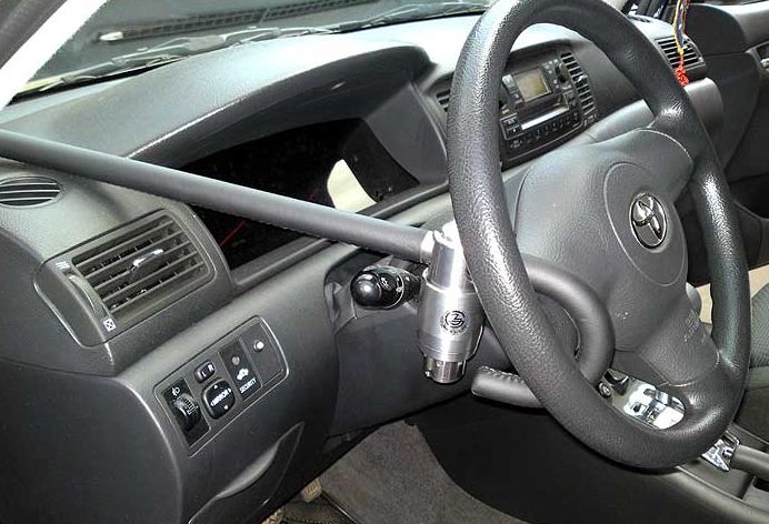 Блокиратор руля Питон установленный на автомобиле Toyota Corolla 2013-
