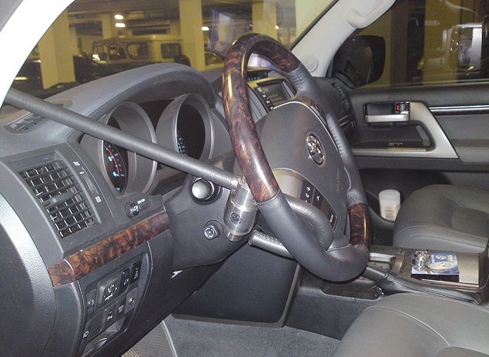 Блокиратор руля Питон установленный на автомобиле Toyota Land Cruiser 200 2008-2015