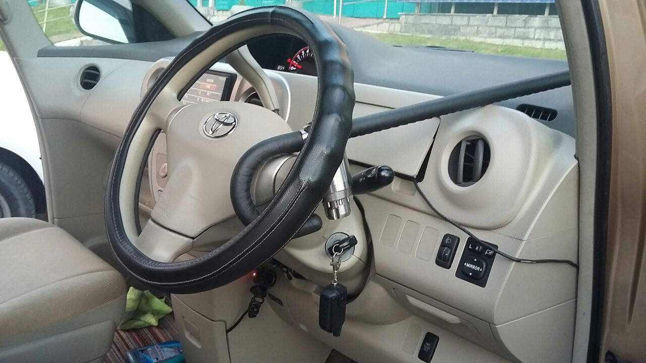Блокиратор руля Питон установленный на автомобиле Toyota Porte 2004-2012
