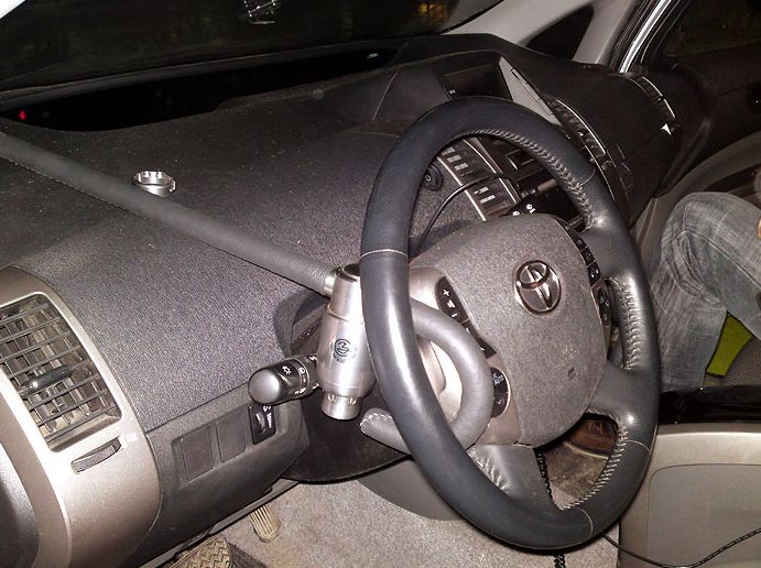 Блокиратор руля Питон установленный на автомобиле Toyota Prius 2003-2012