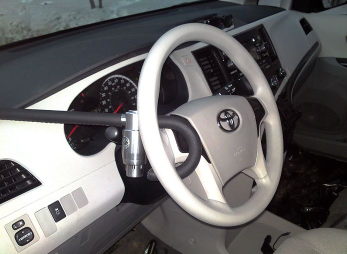 Блокиратор руля Питон установленный на автомобиле Toyota Sienna 2003-2009
