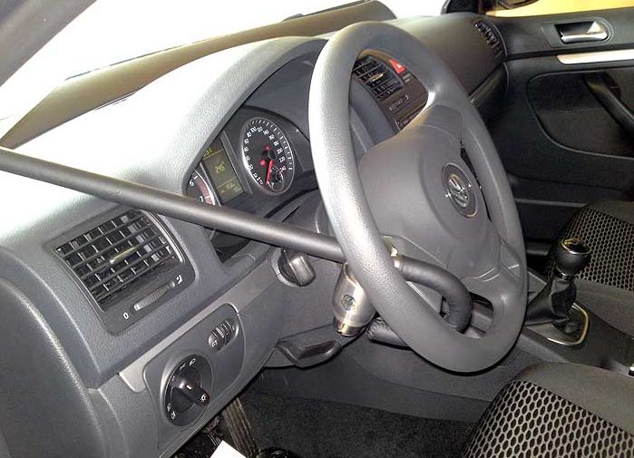 Блокиратор руля Питон установленный на автомобиле Volkswagen Jetta V 2005-2010
