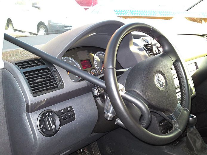 Блокиратор руля Питон установленный на автомобиле Volkswagen Touran MK5 2010-2015